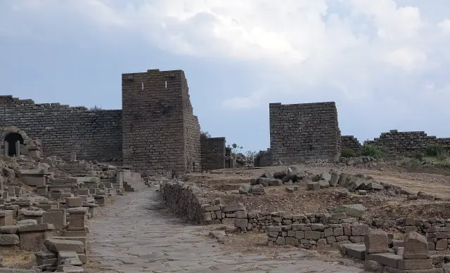 Assos sur duvarları ve nekropol