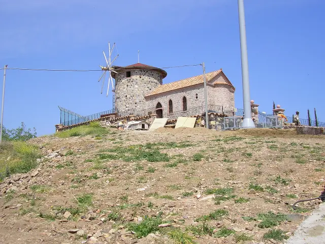 Ayvalık’ta bir yapı