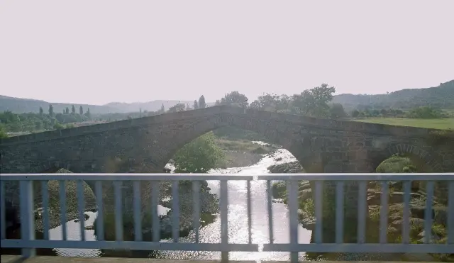 Behramkale köyündeki kambur taş köprü