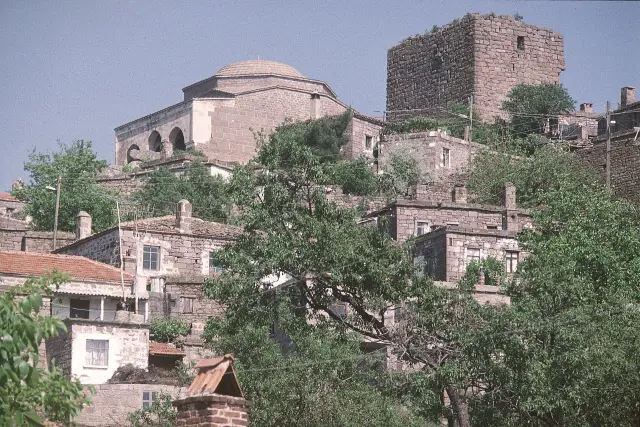 Behramkale köyünde bir sokak