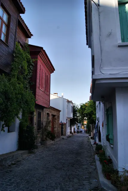 Bozcaada merkezinde bir sokak