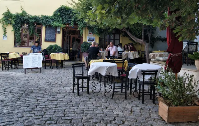 Bozcaada merkezinde bir sokak