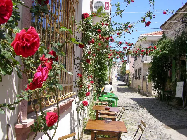 Cunda’da bir yapı