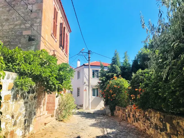 Cunda’da bir yapı